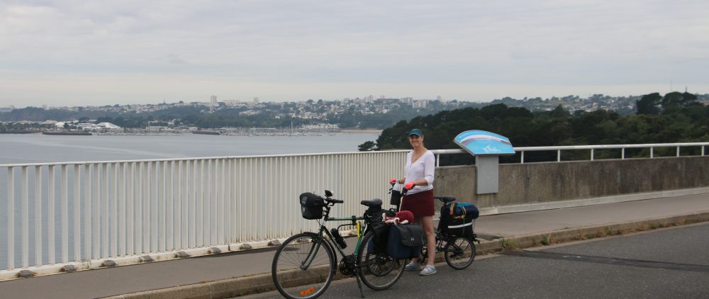 nos vélos sur le pont et la rade de Brest